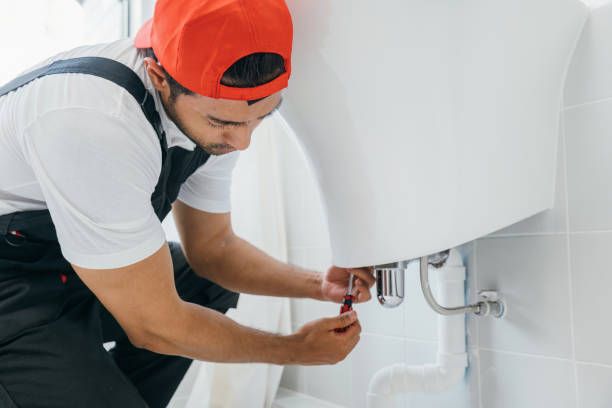 Técnico da Desentupidora BH reparando vaso sanitário em banheiro residencial