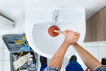 Técnico da Desentupidora BH em atendimento