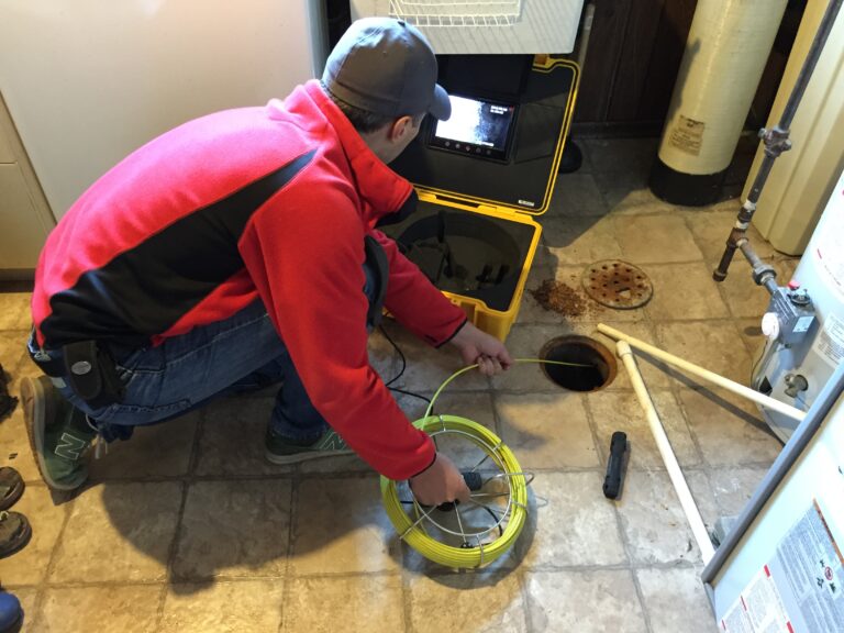 Técnico realizando inspeção com câmera em rede de esgoto em Belo Horizonte