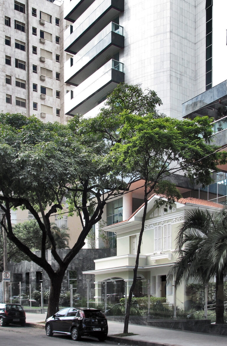 Prédio residencial e condomínio em bairro de Belo Horizonte atendido pela Desentupidora BH